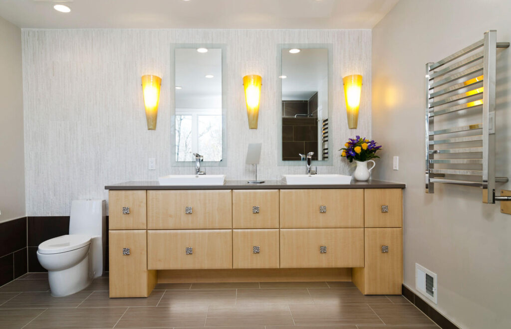 Bathrom mirror with LED backlighting, and custom-cut styles
